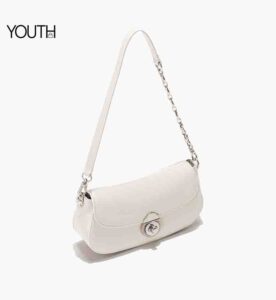 This is a microside photo of a white girl shoulder bag style#yt0070