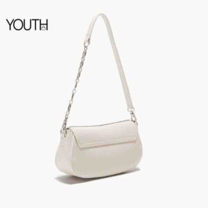 This is a back photo of a white girl shoulder bag style#yt0070