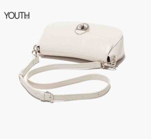 This is a back photo of a white girl shoulder bag style#yt0070