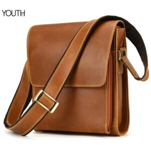 This is a microside photo for a brown leather messenger bag style#yt0124