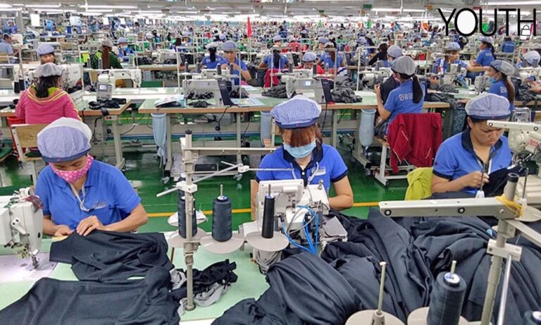 This is a photo for workers in vitnam bag facory